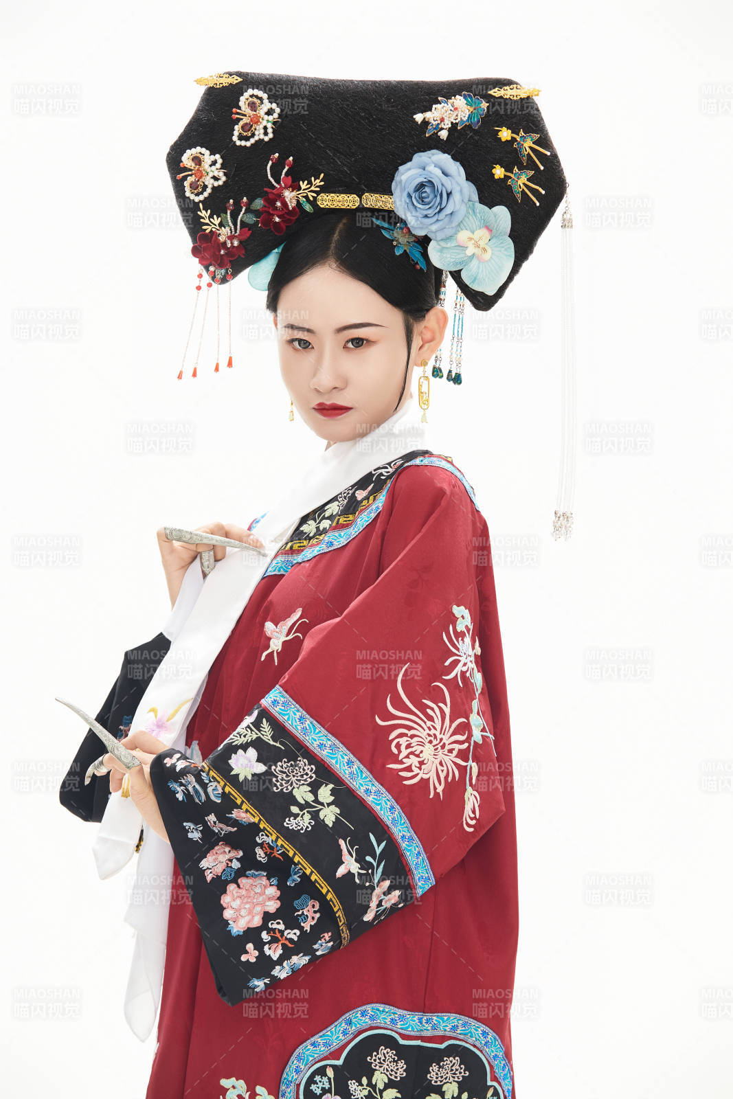 白色背景下穿着中国清朝宫廷服饰的少女图片