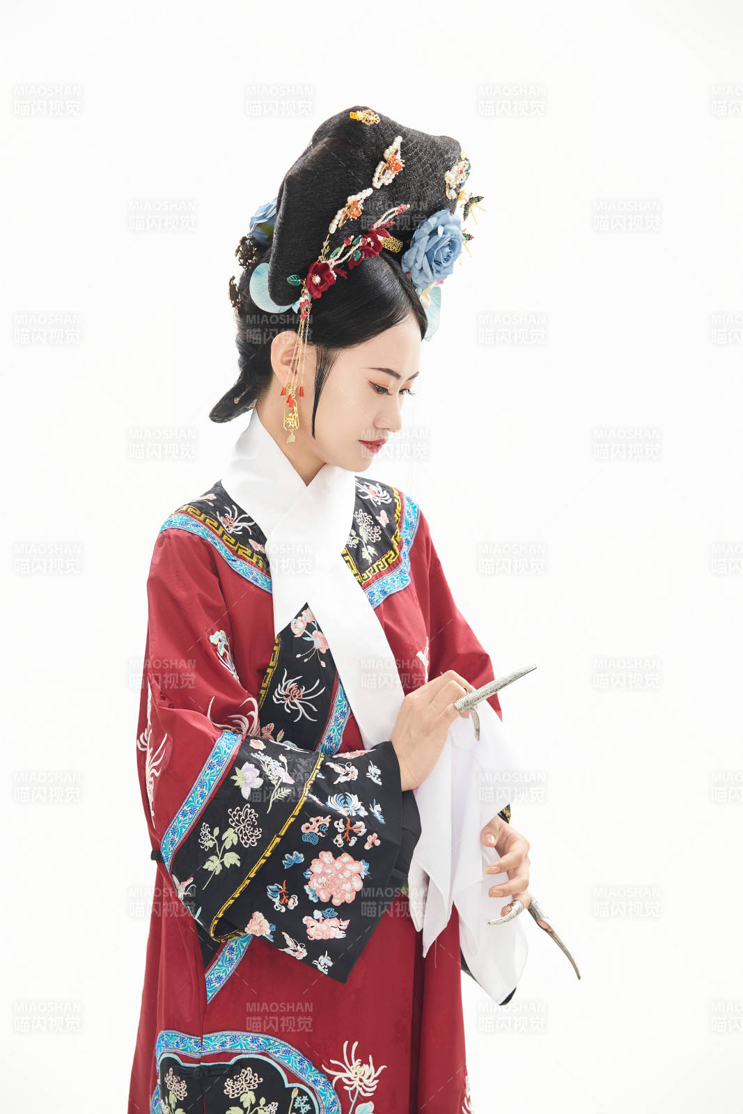 白色背景下穿着中国清朝宫廷服饰的少女图片