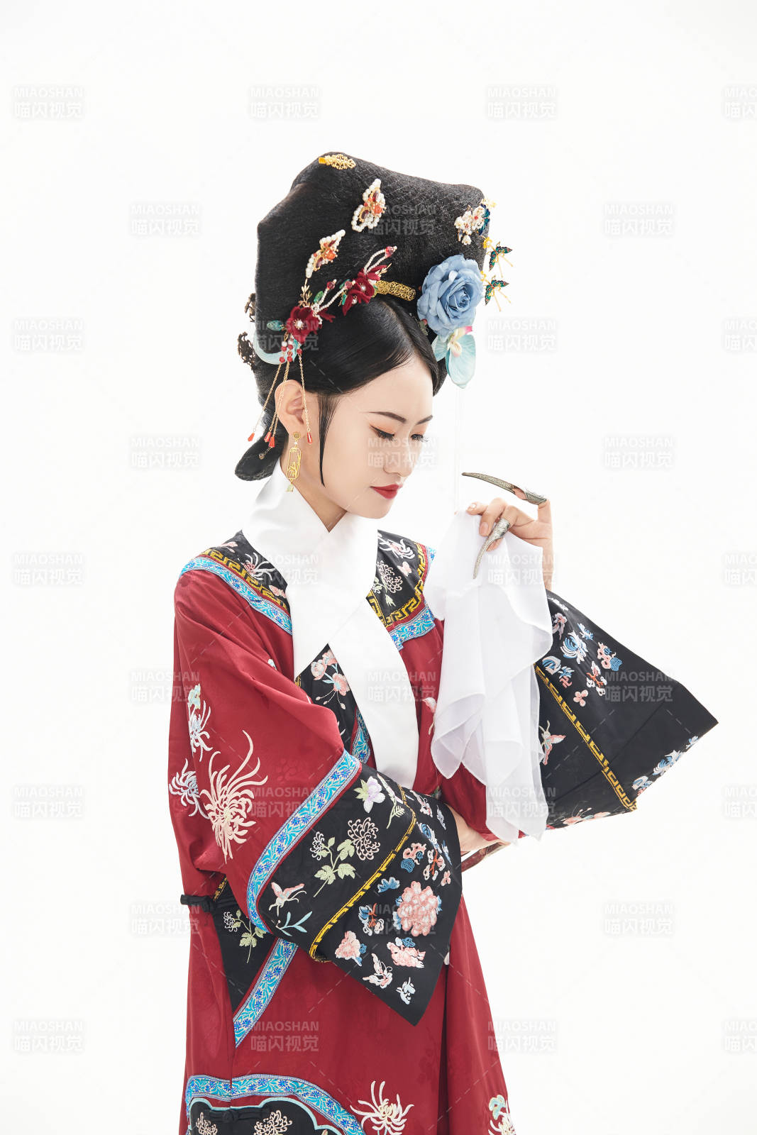 白色背景下穿着中国清朝宫廷服饰的少女图片
