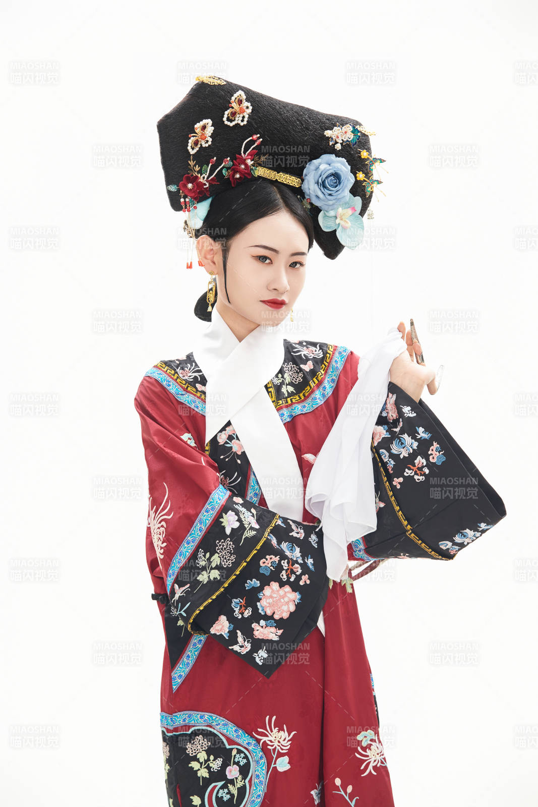 白色背景下穿着中国清朝宫廷服饰的少女图片