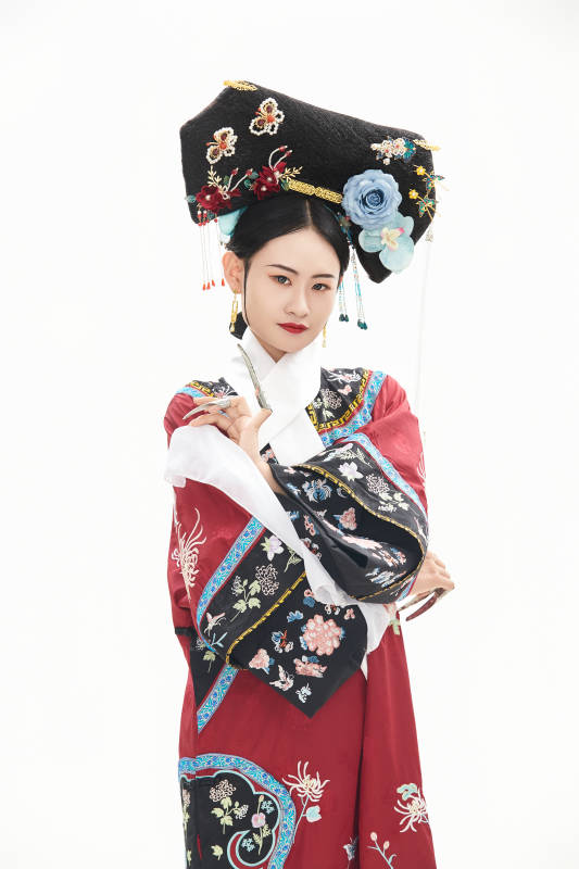 白色背景下穿着中国清朝宫廷服饰的少女图片