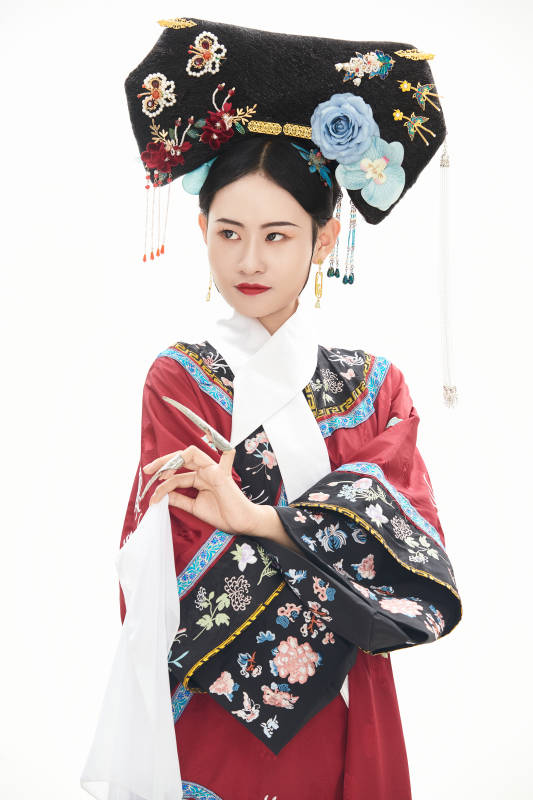白色背景下穿着中国清朝宫廷服饰的少女图片