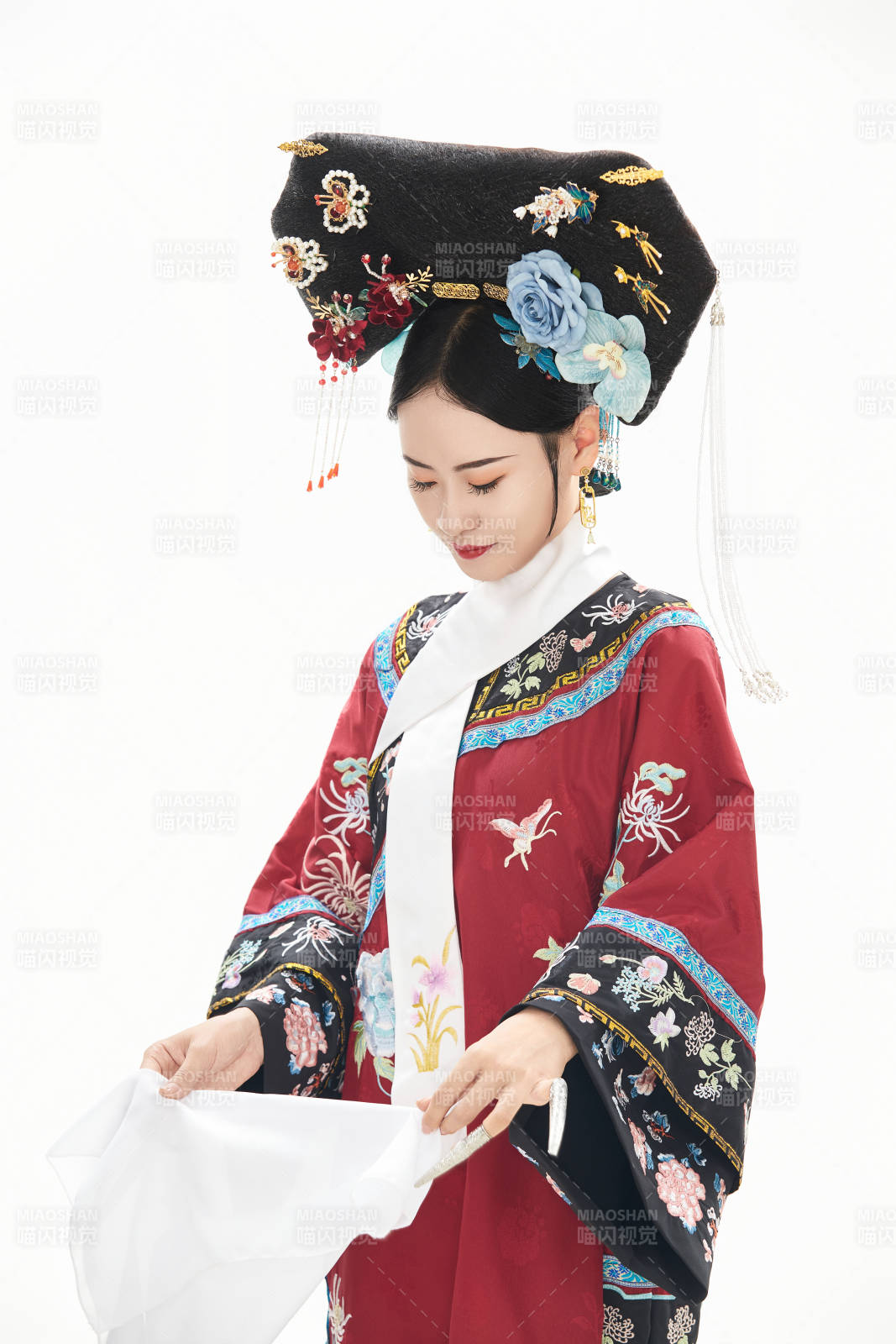 白色背景下穿着中国清朝宫廷服饰的少女图片