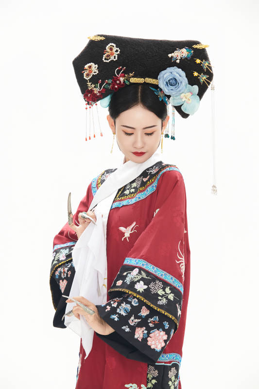 白色背景下穿着中国清朝宫廷服饰的少女图片