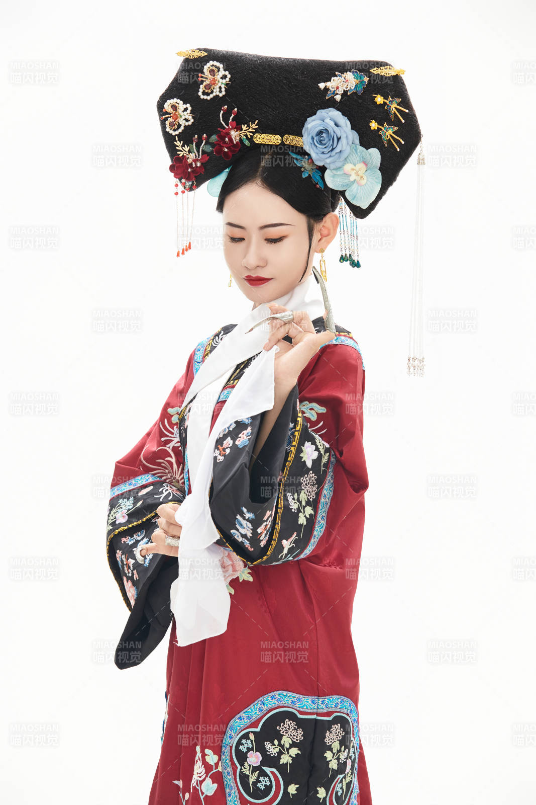 白色背景下穿着中国清朝宫廷服饰的少女图片