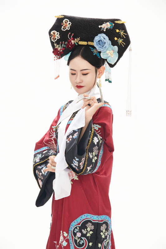 白色背景下穿着中国清朝宫廷服饰的少女图片