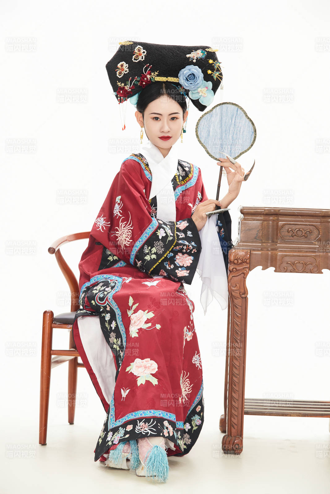 白色背景下穿着中国清朝宫廷服饰的少女图片