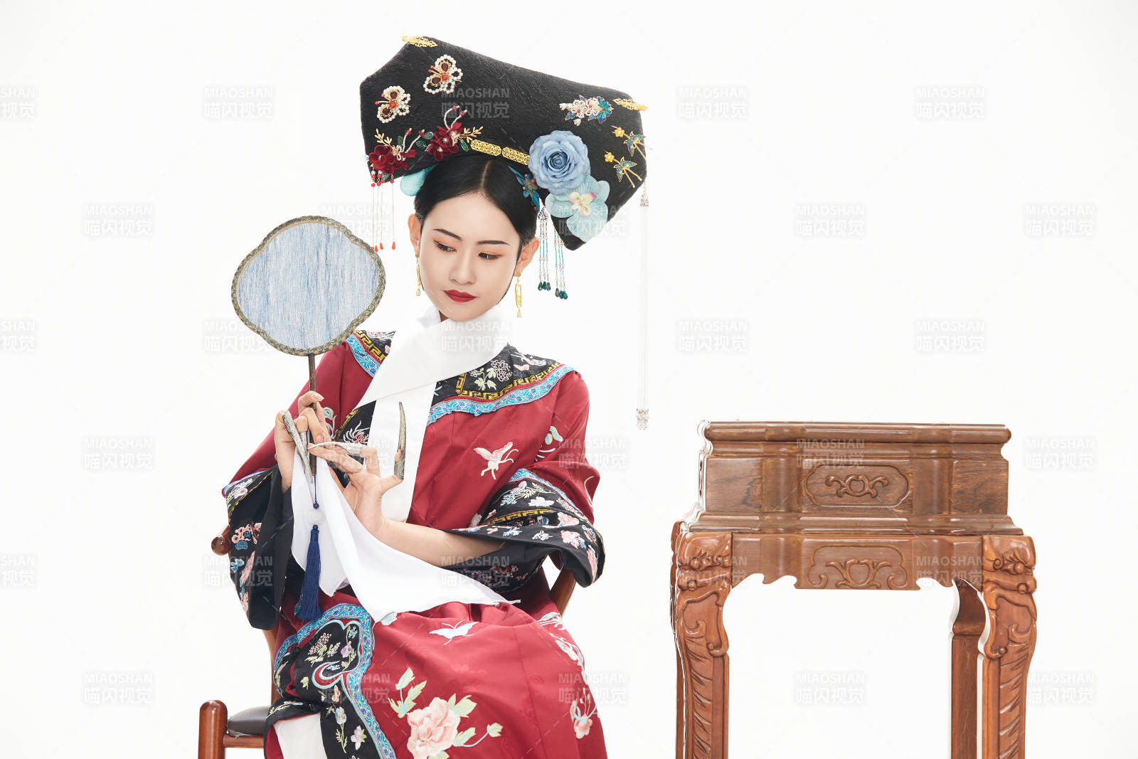 白色背景下穿着中国清朝宫廷服饰的少女图片