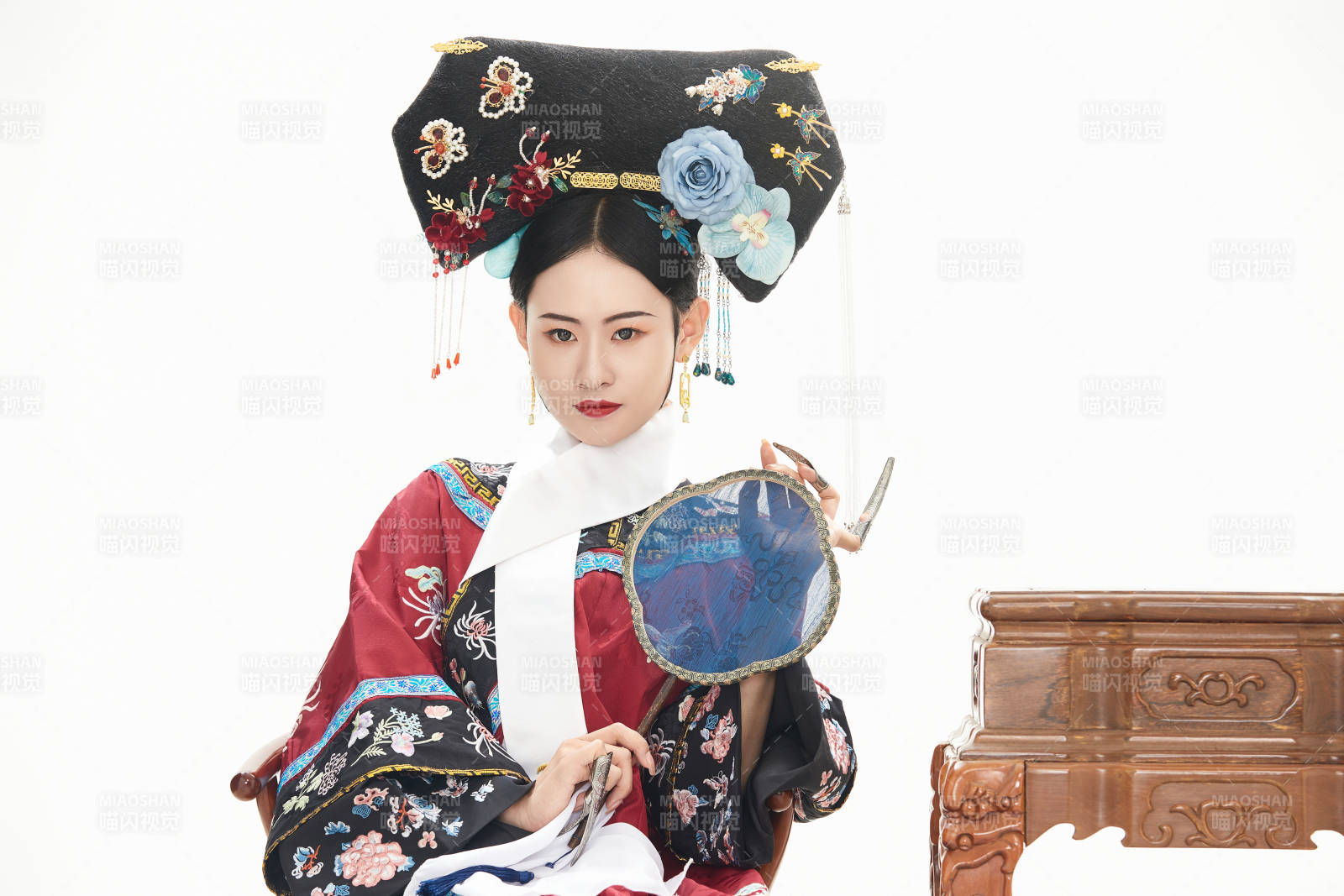 白色背景下穿着中国清朝宫廷服饰的少女图片