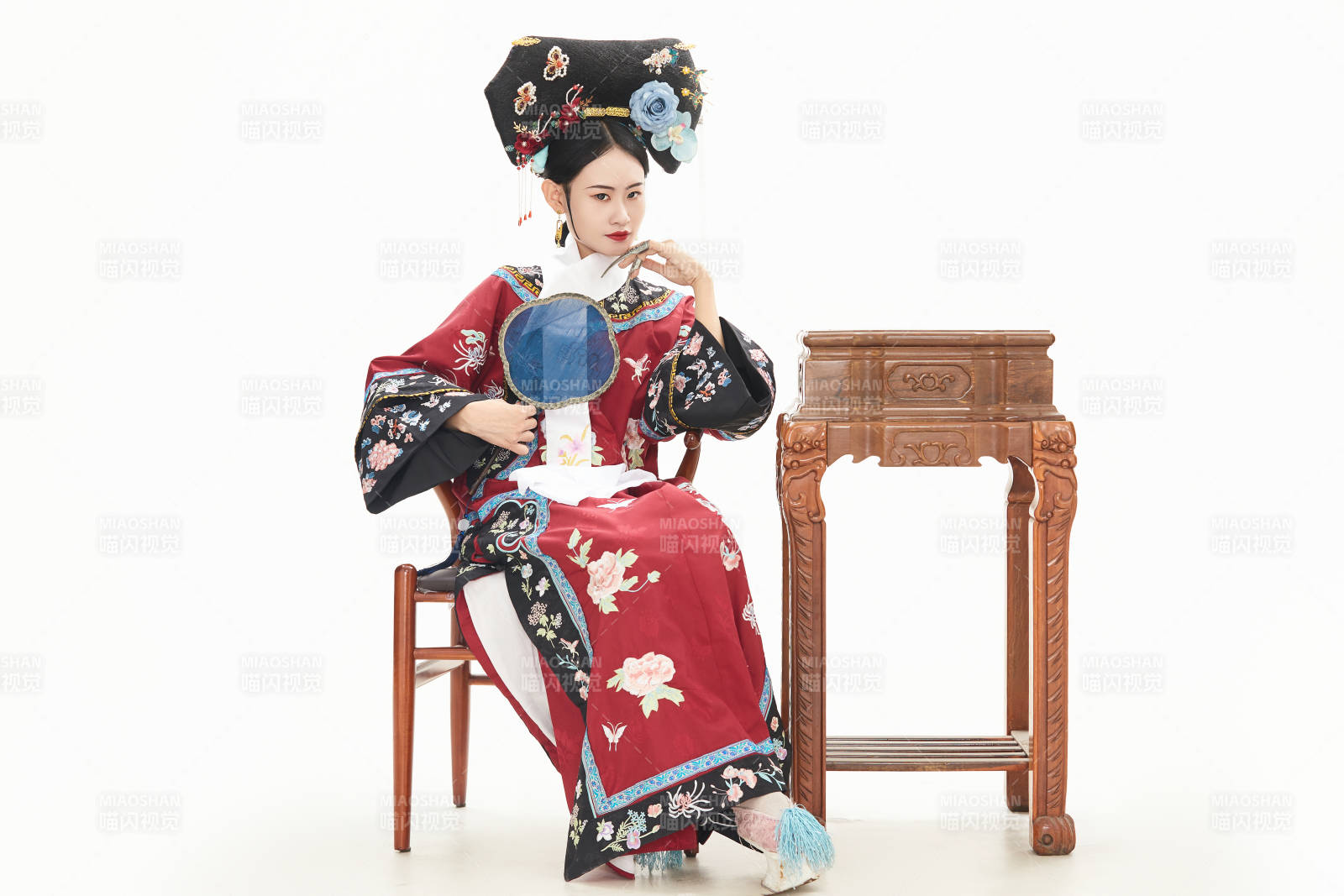 白色背景下穿着中国清朝宫廷服饰的少女图片