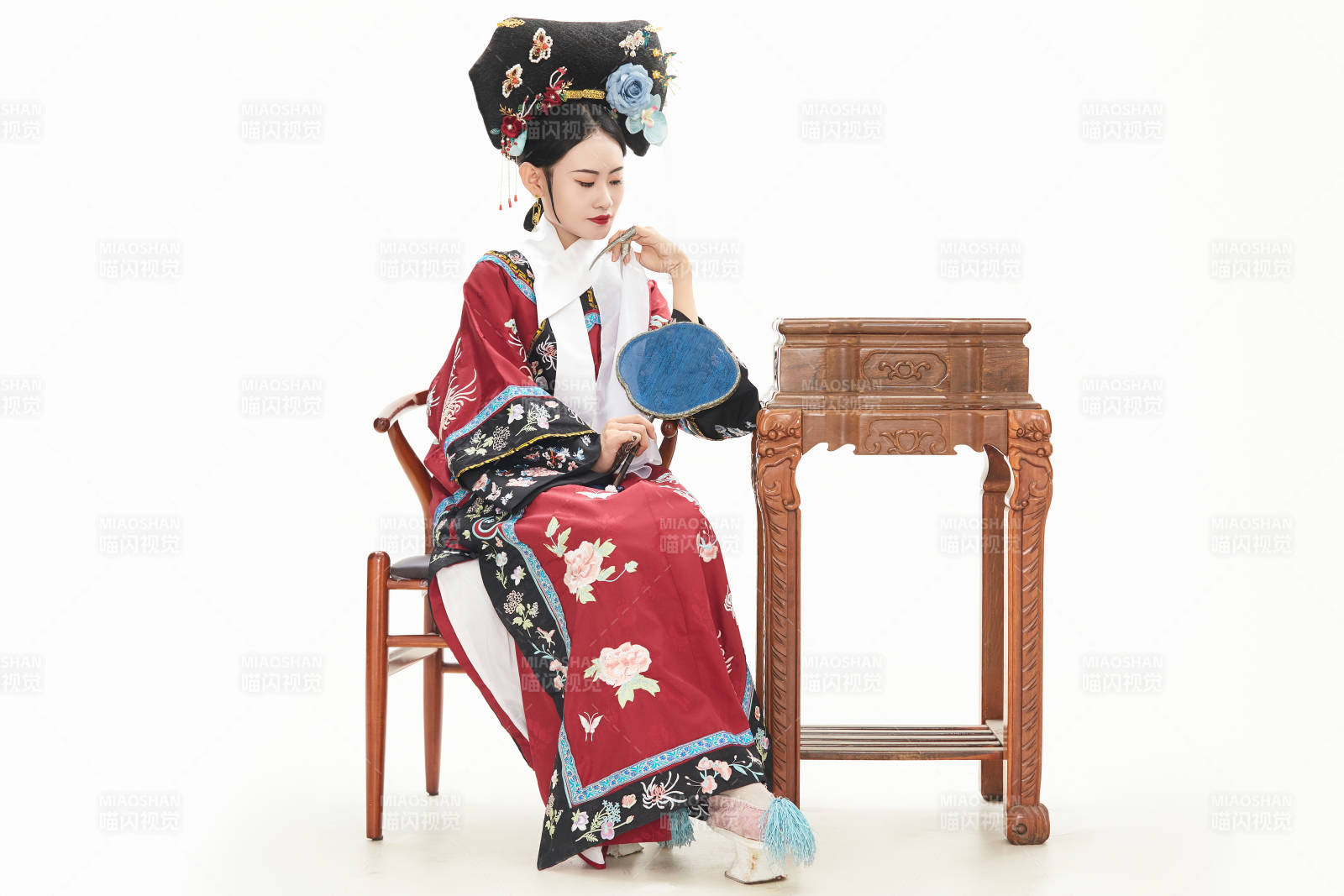 白色背景下穿着中国清朝宫廷服饰的少女图片