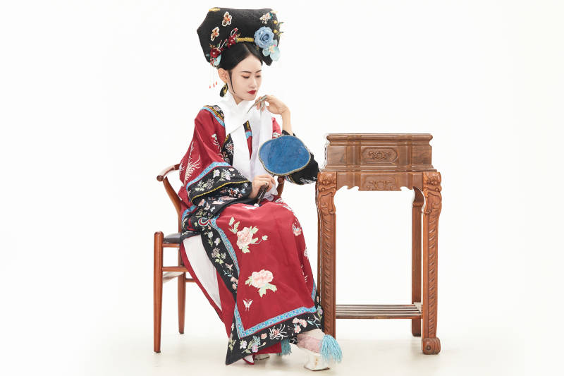 白色背景下穿着中国清朝宫廷服饰的少女图片