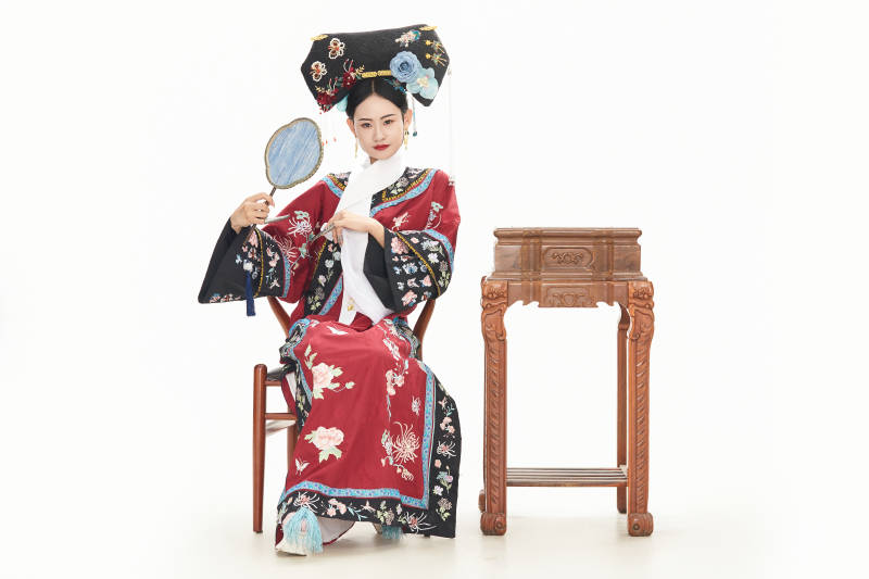 白色背景下穿着中国清朝宫廷服饰的少女图片