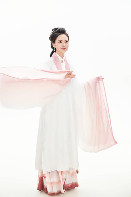 白色背景下穿着魏晋制汉服的少女图片
