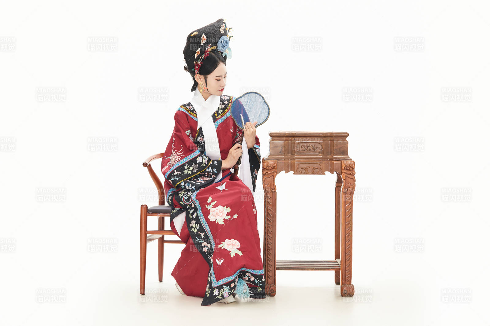 白色背景下穿着中国清朝宫廷服饰的少女图片