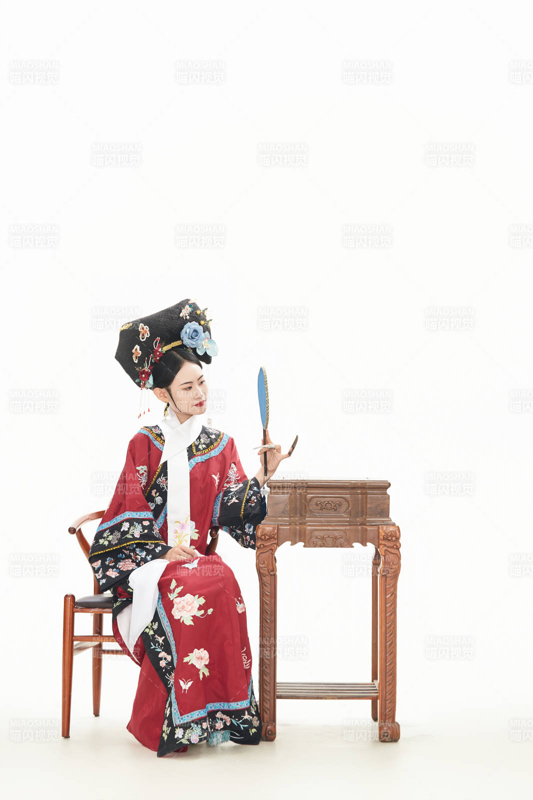 白色背景下穿着中国清朝宫廷服饰的少女图片