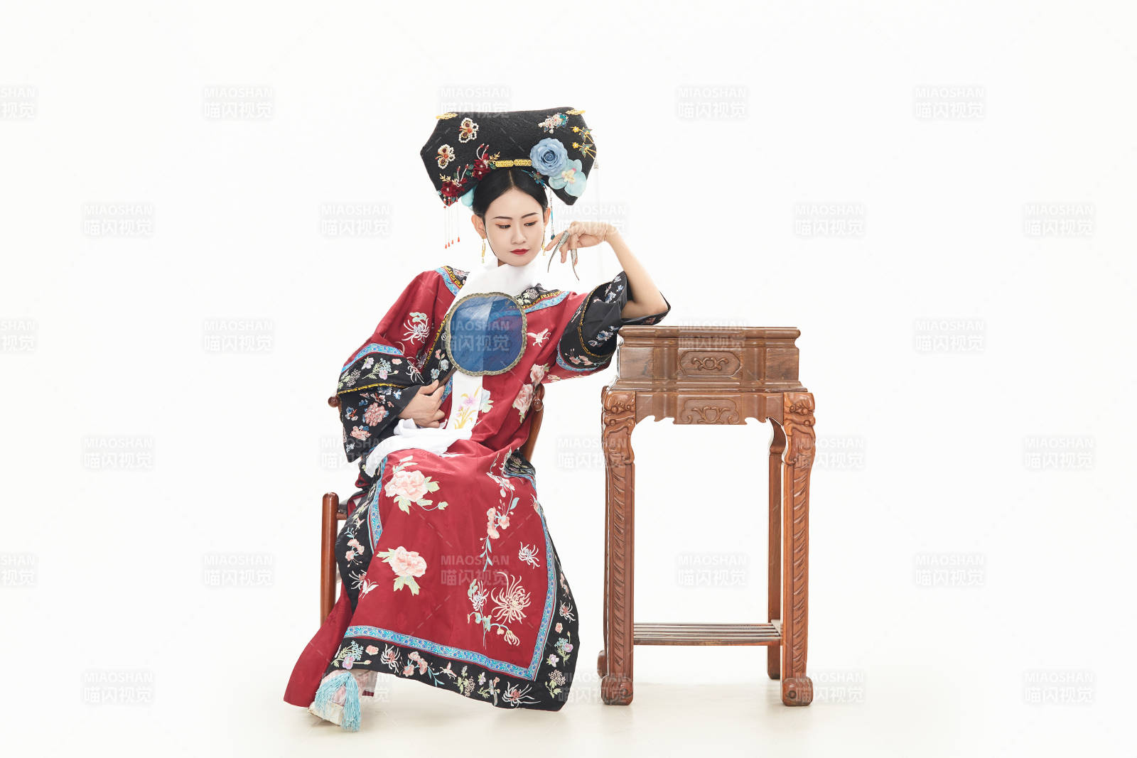 白色背景下穿着中国清朝宫廷服饰的少女图片