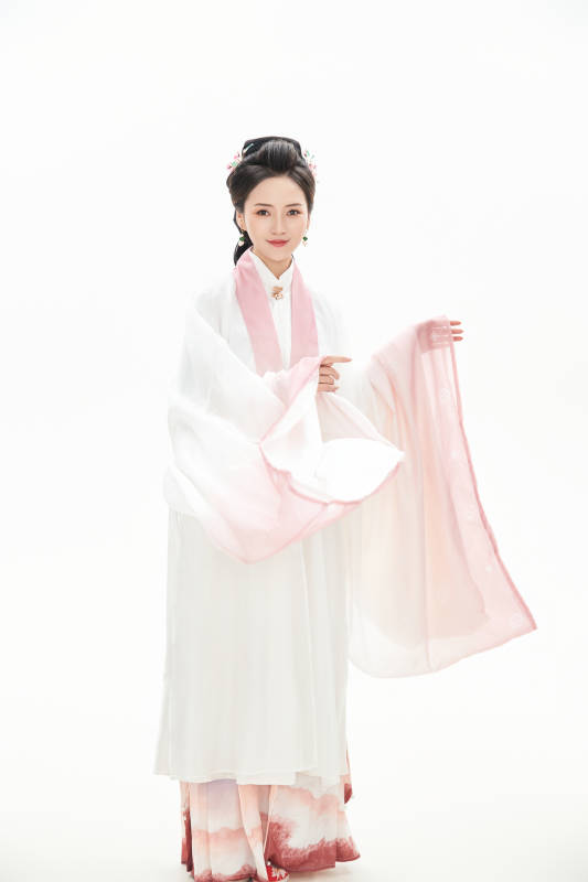 白色背景下穿着魏晋制汉服的少女图片