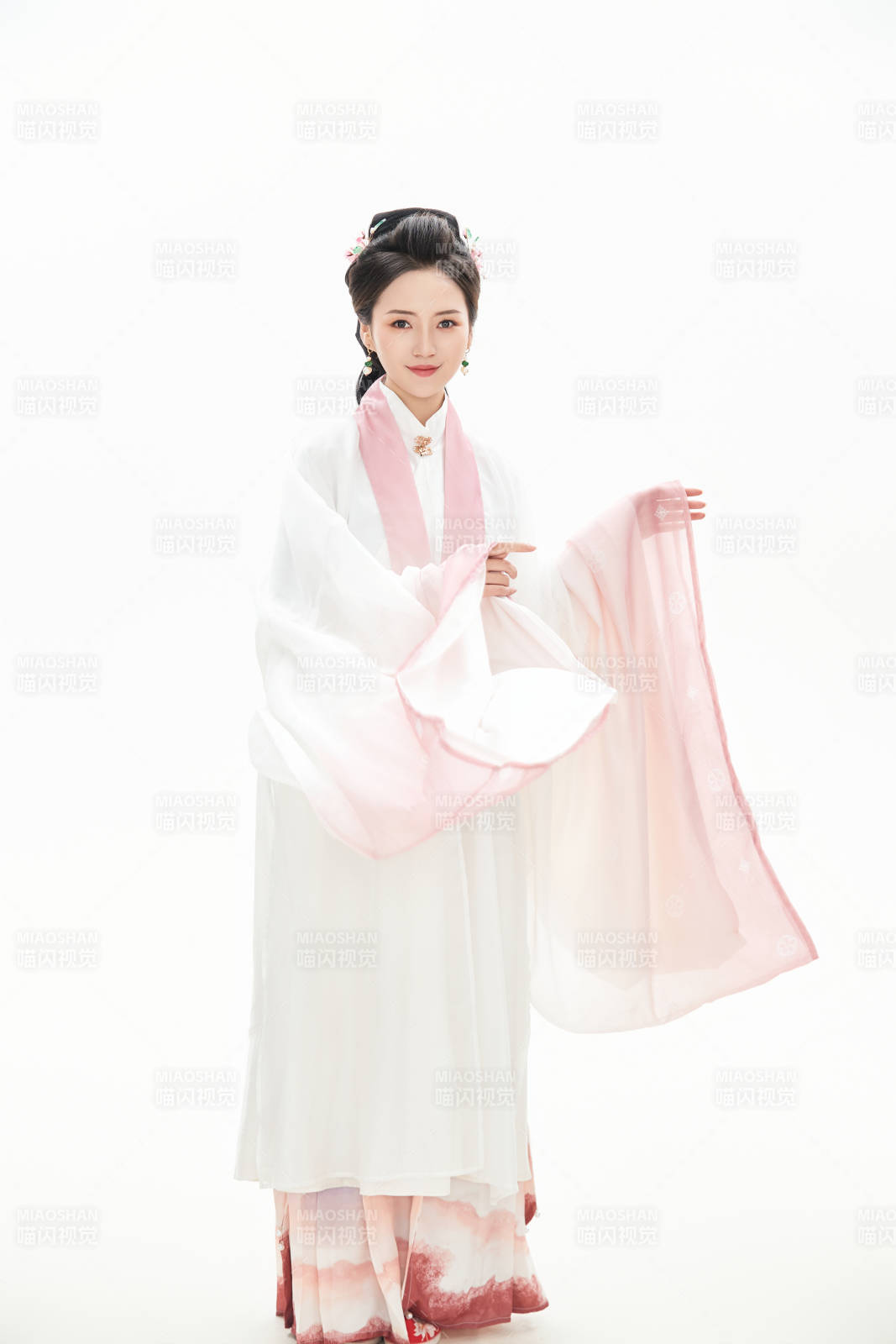 白色背景下穿着魏晋制汉服的少女图片