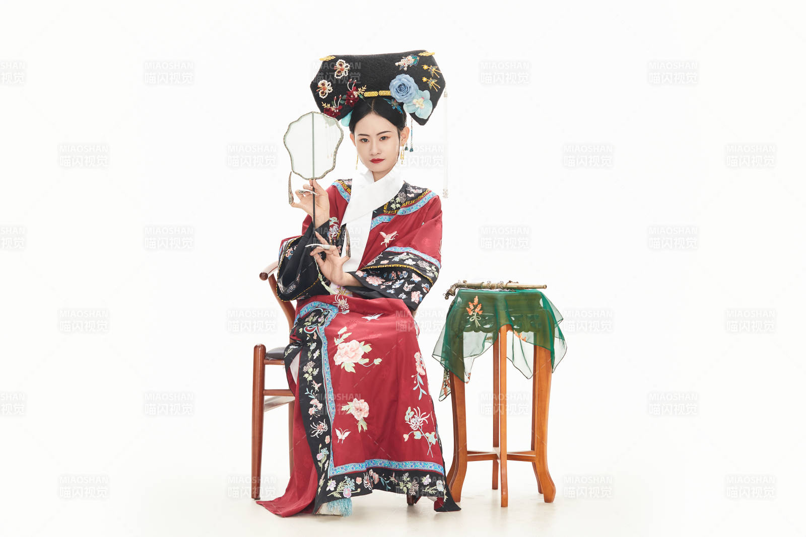 白色背景下穿着中国清朝宫廷服饰的少女图片