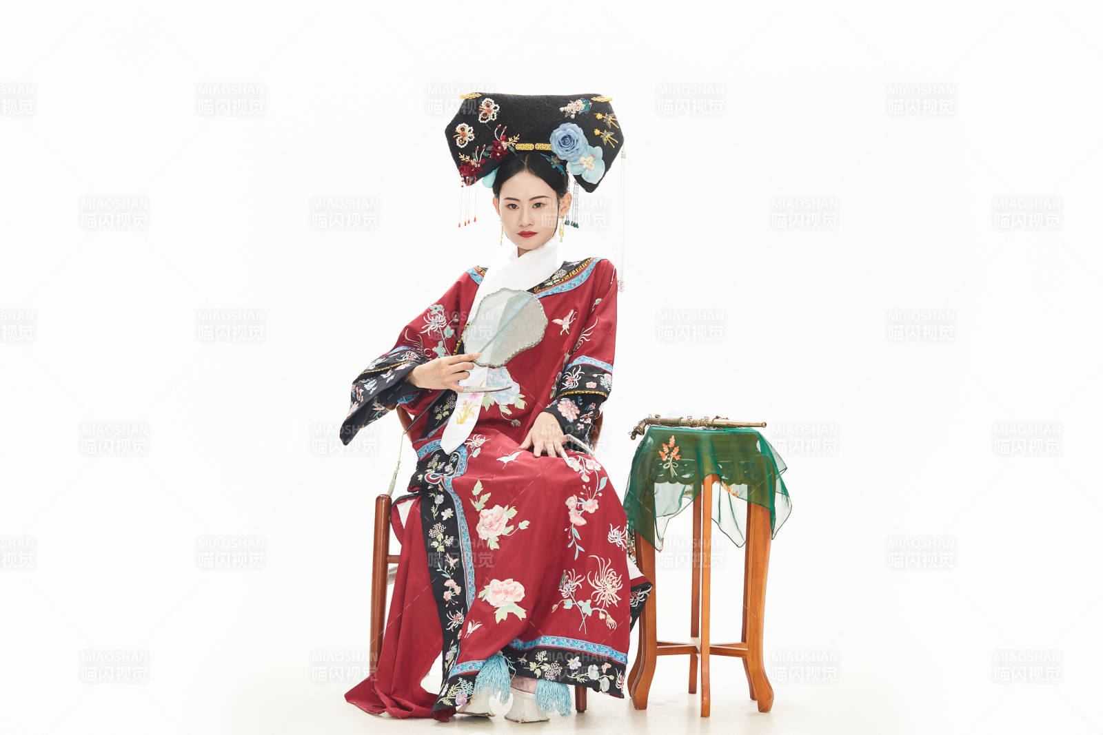 白色背景下穿着中国清朝宫廷服饰的少女图片