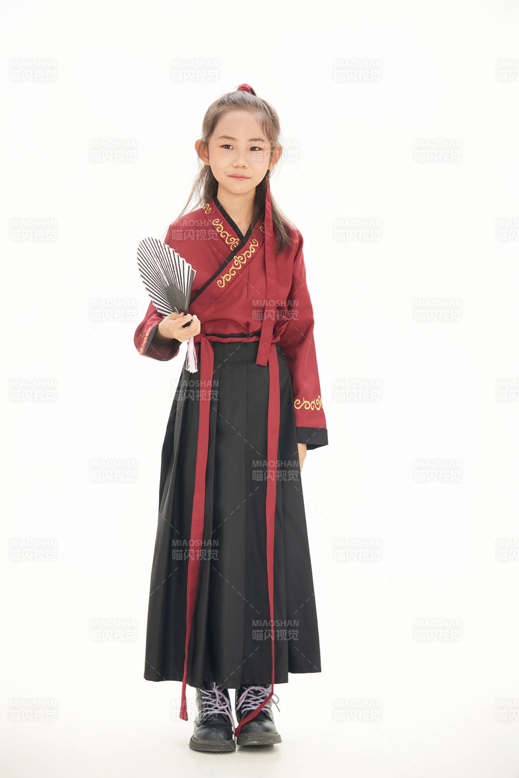 白色背景下穿着魏晋制汉服的女童图片