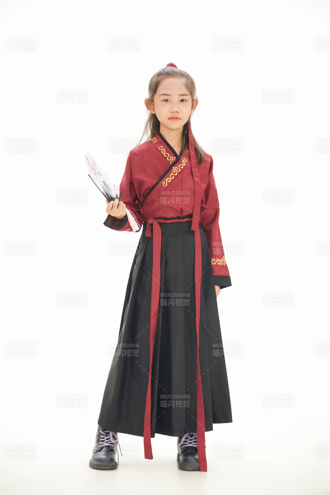 白色背景下穿着魏晋制汉服的女童图片