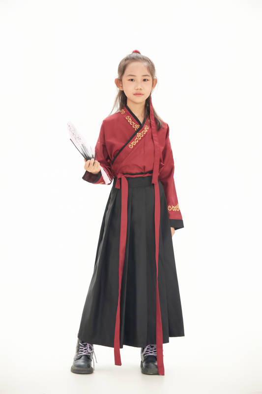 白色背景下穿着魏晋制汉服的女童图片