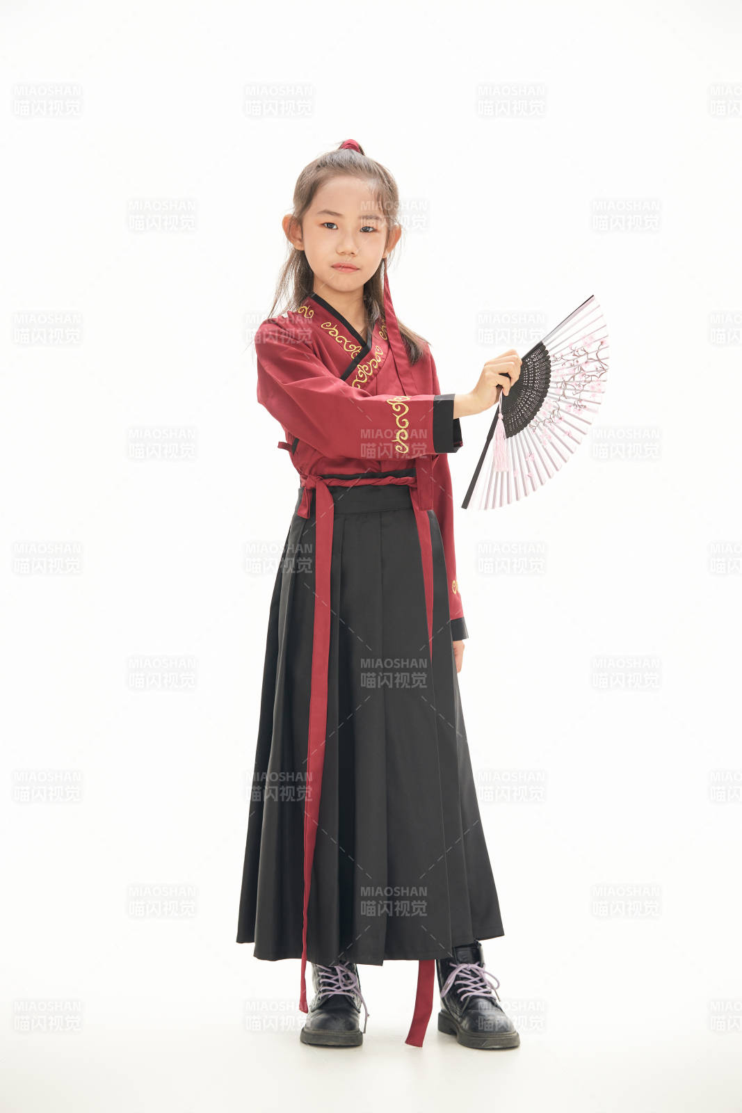 白色背景下穿着魏晋制汉服的女童图片