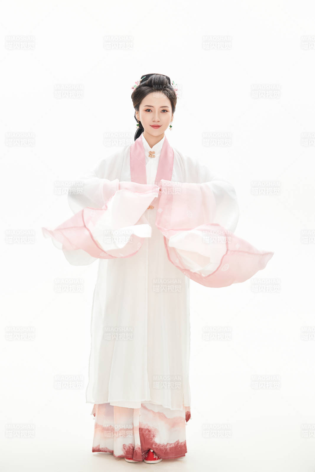 白色背景下穿着魏晋制汉服的少女图片
