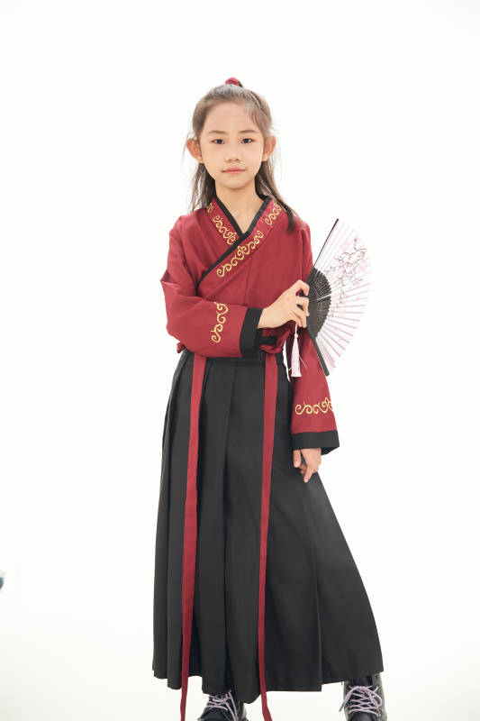 白色背景下穿着魏晋制汉服的女童图片