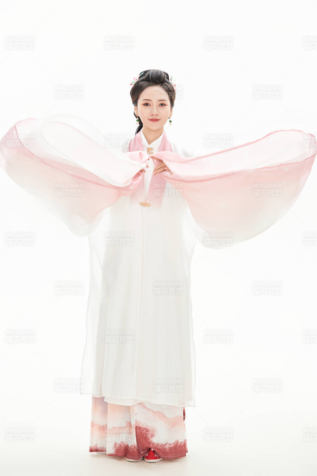 白色背景下穿着魏晋制汉服的少女图片