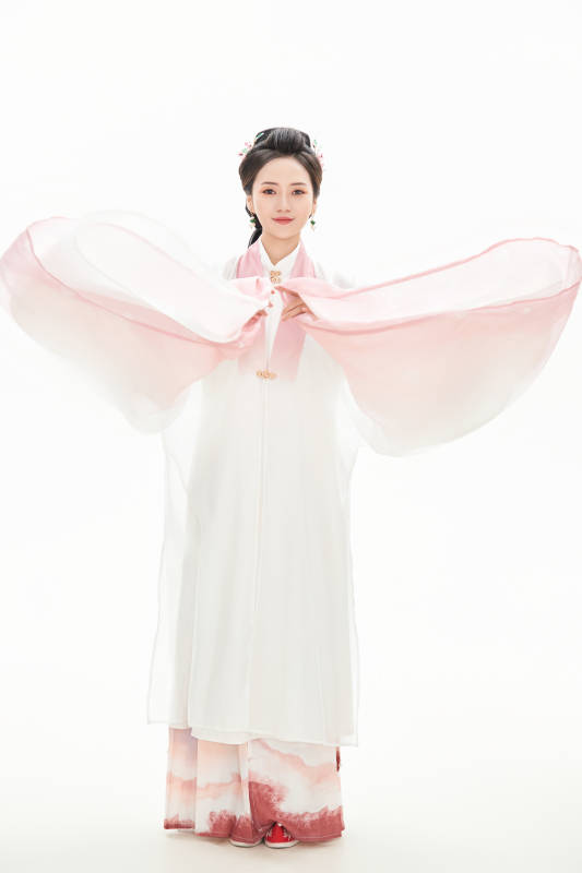 白色背景下穿着魏晋制汉服的少女图片