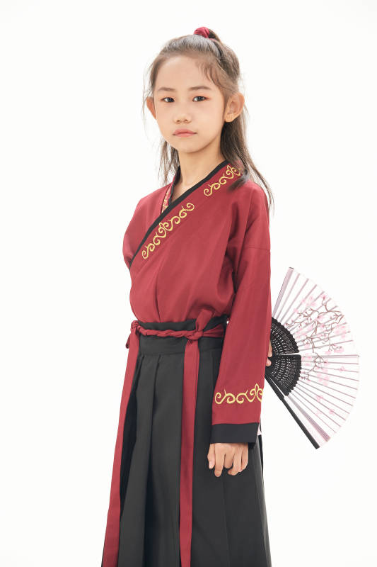 白色背景下穿着魏晋制汉服的女童图片