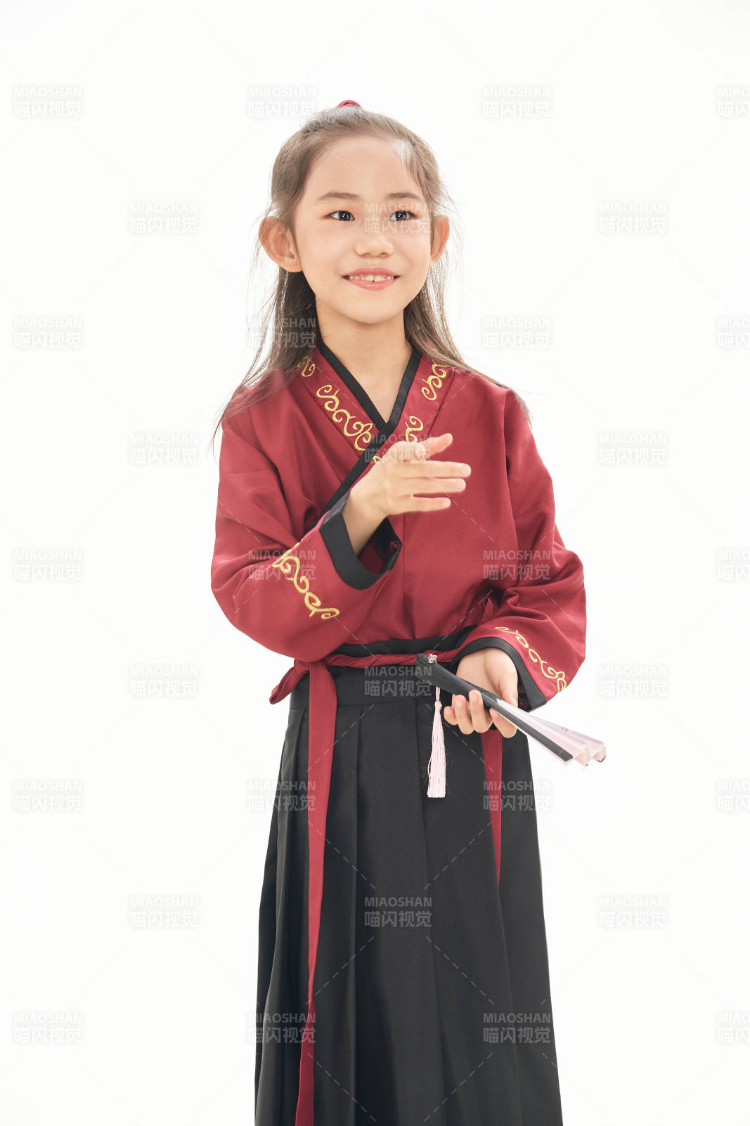 白色背景下穿着魏晋制汉服的女童图片