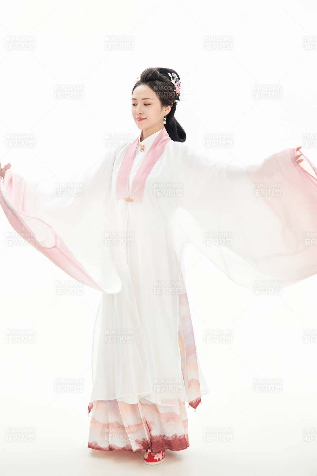 白色背景下穿着魏晋制汉服的少女图片