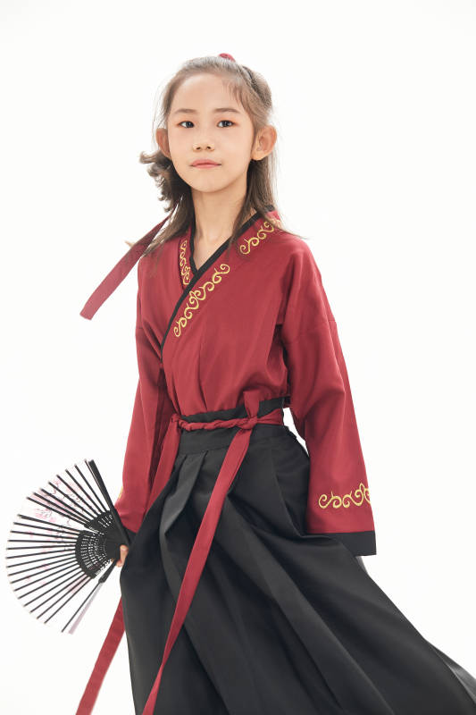 白色背景下穿着魏晋制汉服的女童图片