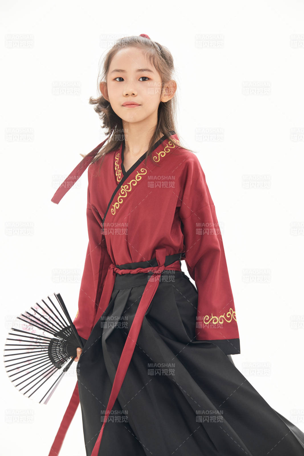 白色背景下穿着魏晋制汉服的女童图片