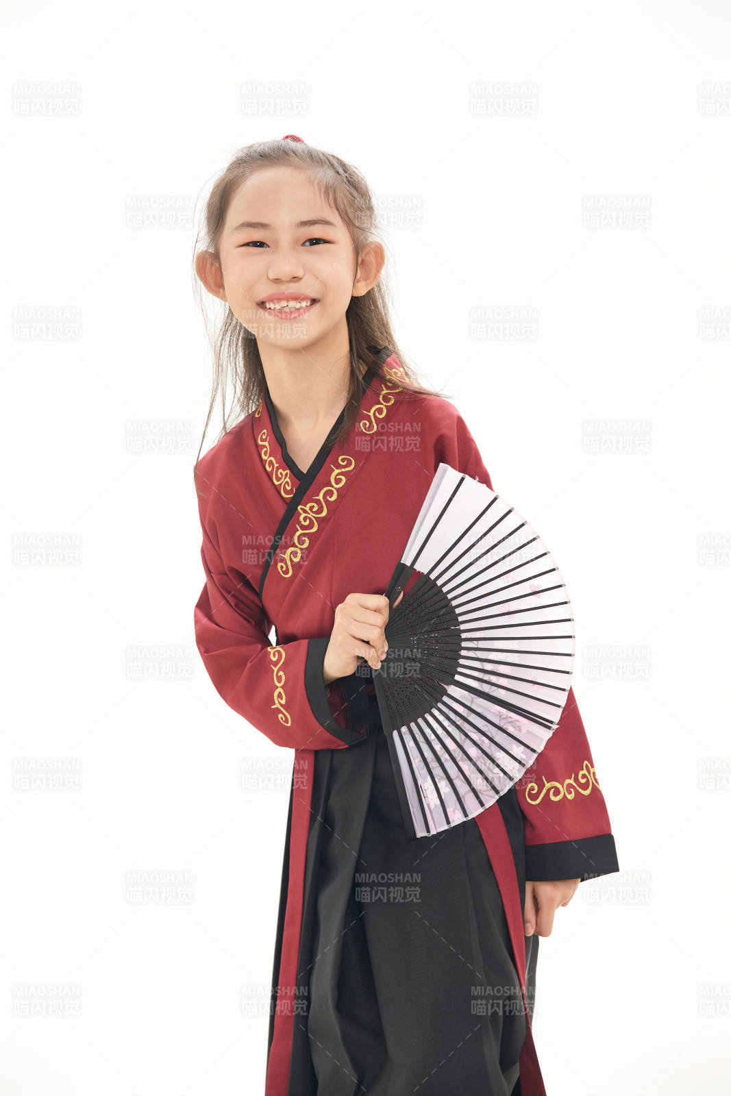 白色背景下穿着魏晋制汉服的女童图片