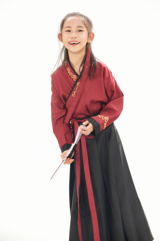 白色背景下穿着魏晋制汉服的女童图片