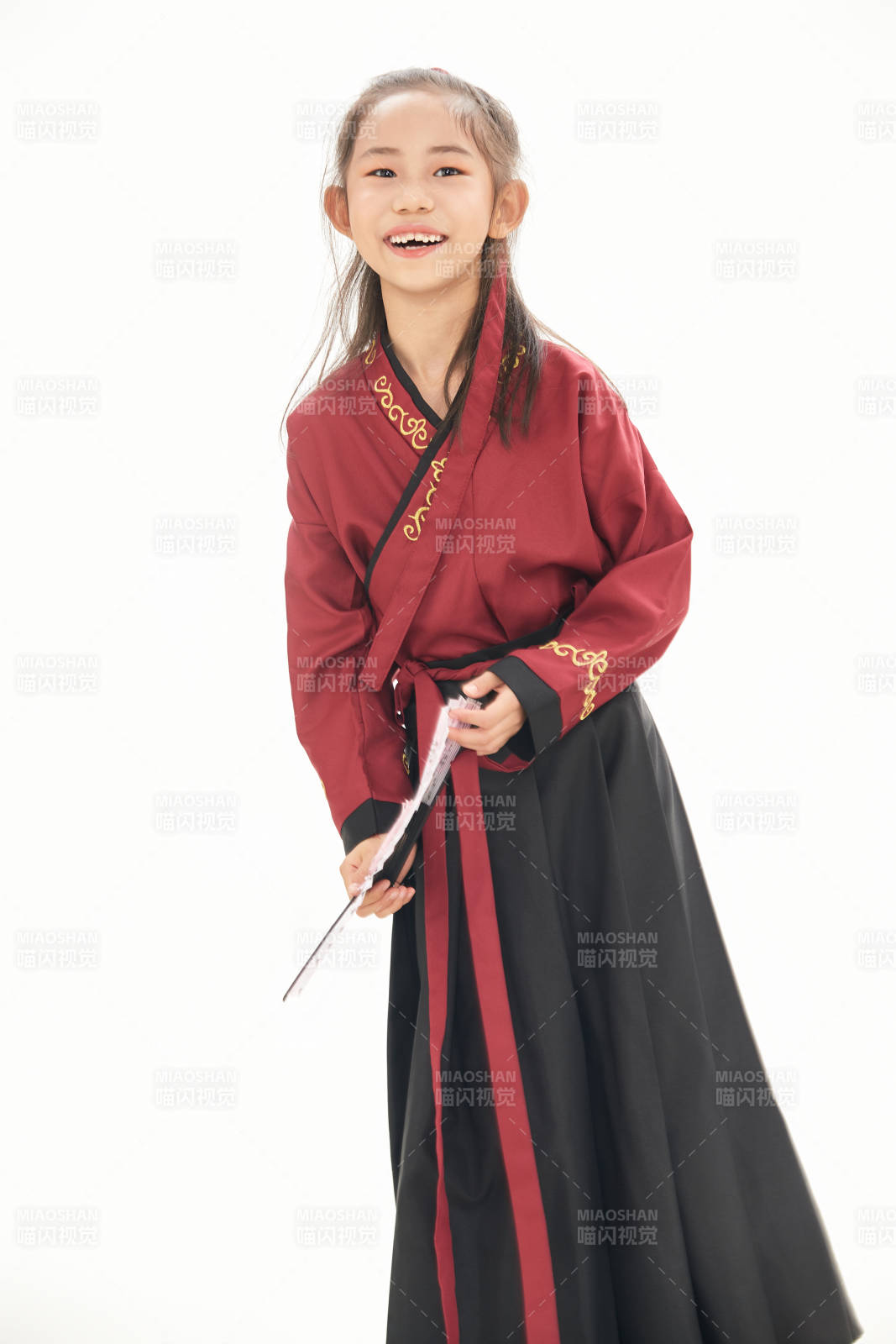 白色背景下穿着魏晋制汉服的女童图片