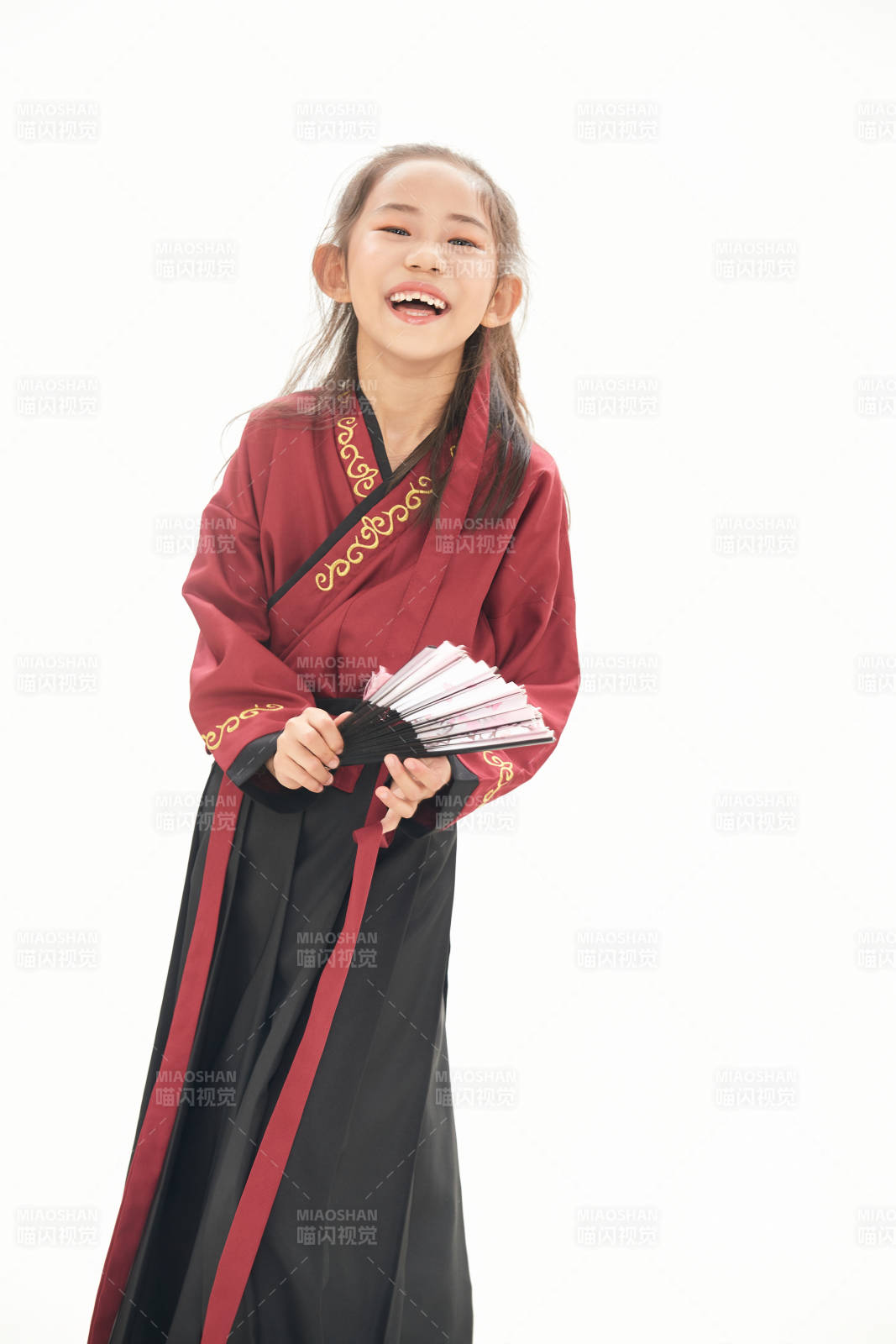 白色背景下穿着魏晋制汉服的女童图片
