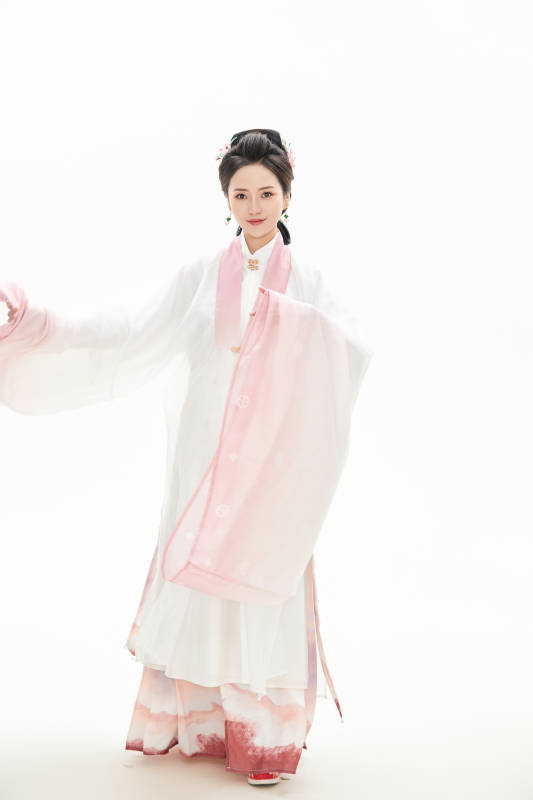 白色背景下穿着魏晋制汉服的少女图片