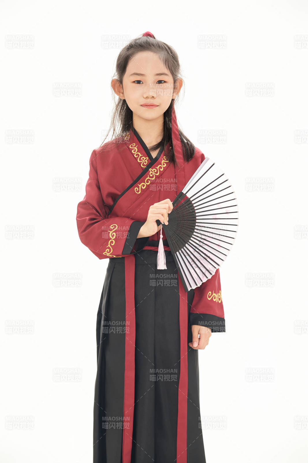 白色背景下穿着魏晋制汉服的女童图片