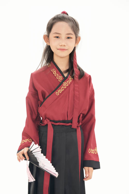 白色背景下穿着魏晋制汉服的女童图片