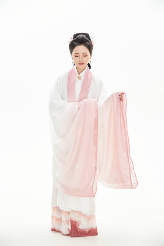 白色背景下穿着魏晋制汉服的少女图片