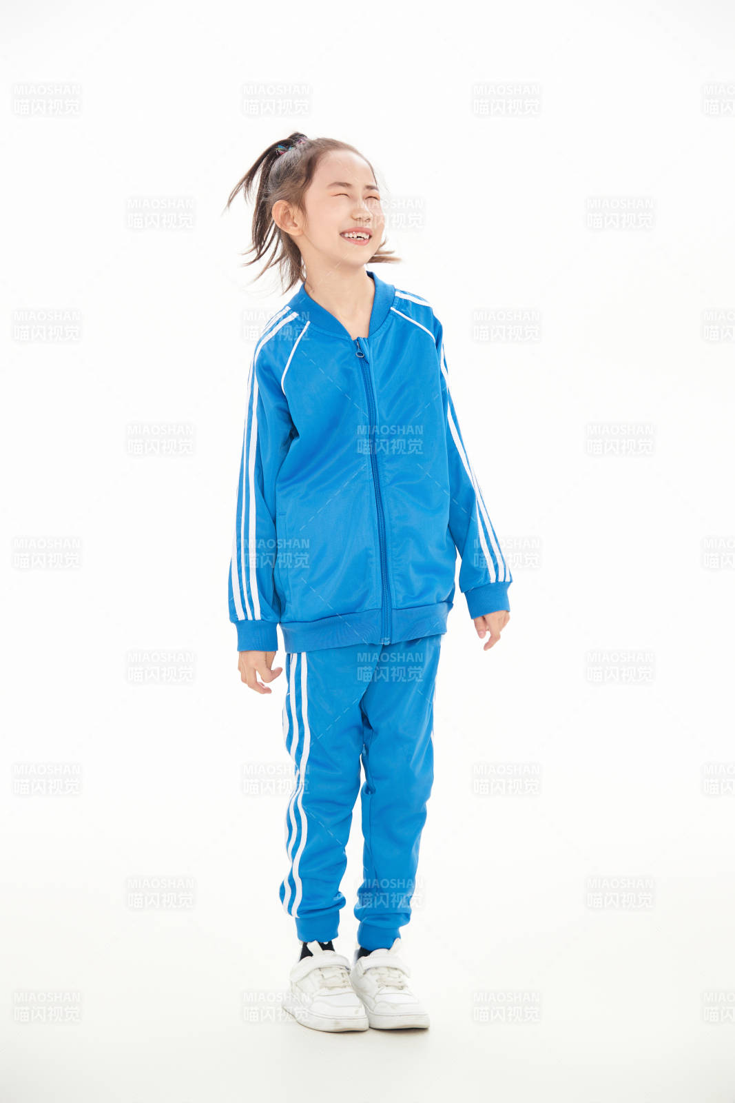 白色背景里的活泼可爱的中国小女孩,儿童,图片