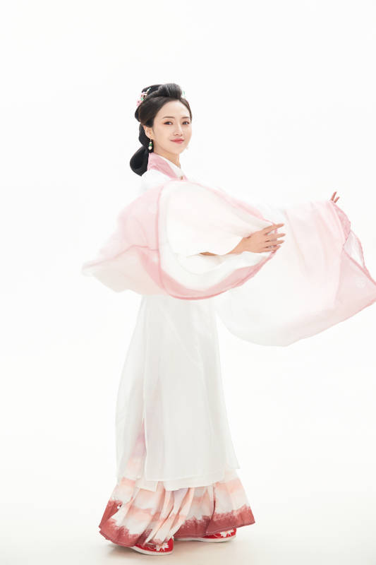 白色背景下穿着魏晋制汉服的少女图片