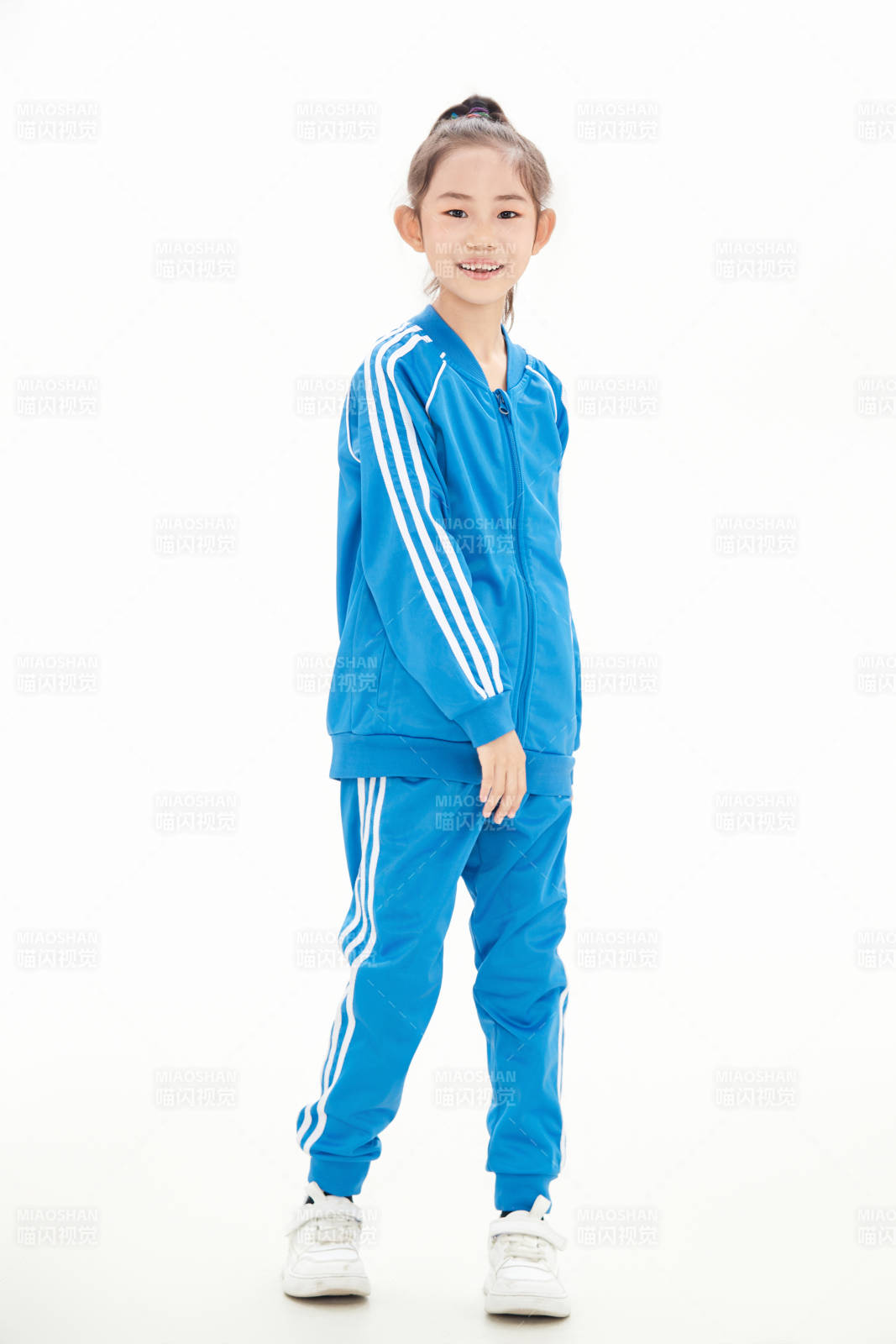 白色背景里的活泼可爱的中国小女孩,儿童,图片