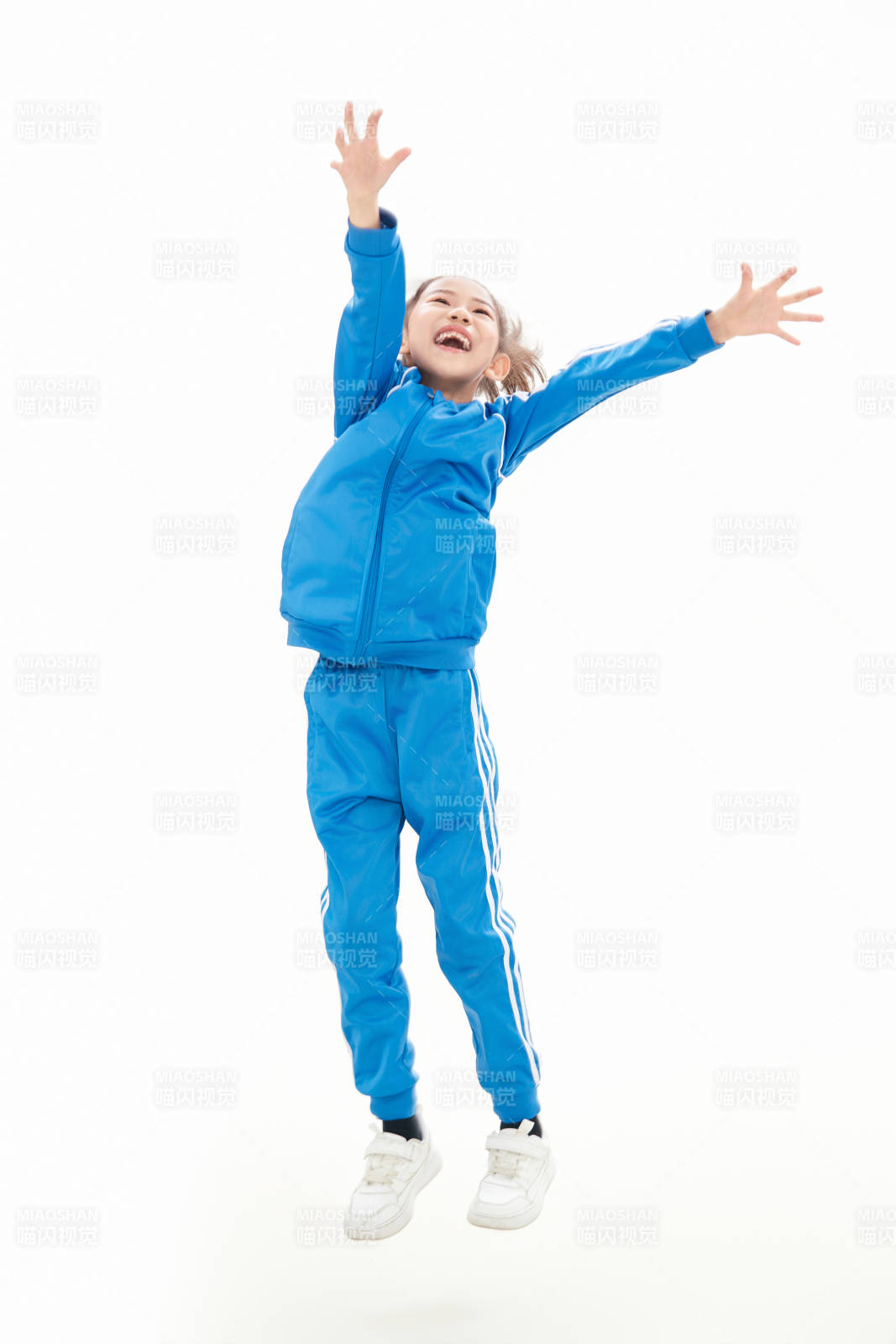 白色背景里的活泼可爱的中国小女孩,儿童,图片